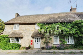 Delightful thatched cottage close to the sea
